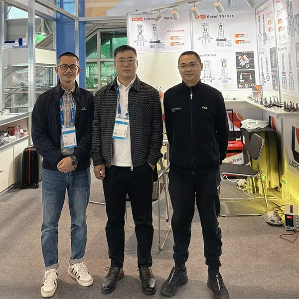 Alogomchanchina 2024 फ्रान्कफर्ट जर्मनी र लक्जफाइगर हेडलाइटहरू
